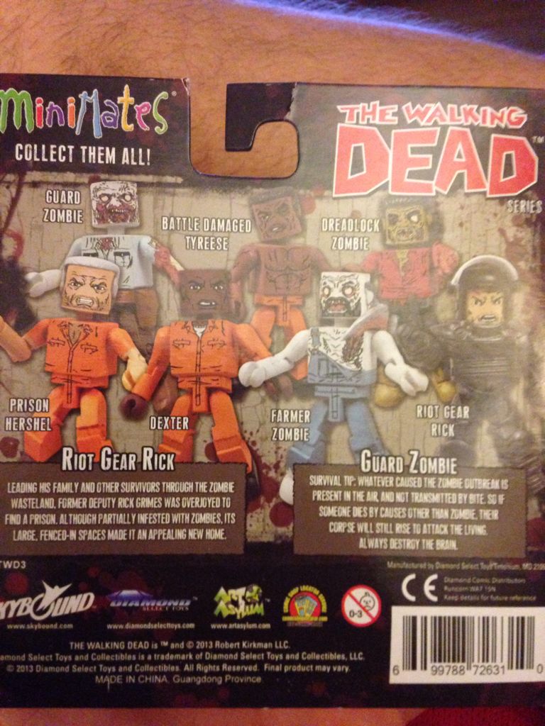 The Walking Dead MiniMates: Riot Gear Rick And Guard Zombie - Diamond Select Toys (The Walking Dead Minimates) action figure collectible [Barcode 699788726310] - Main Image 2
