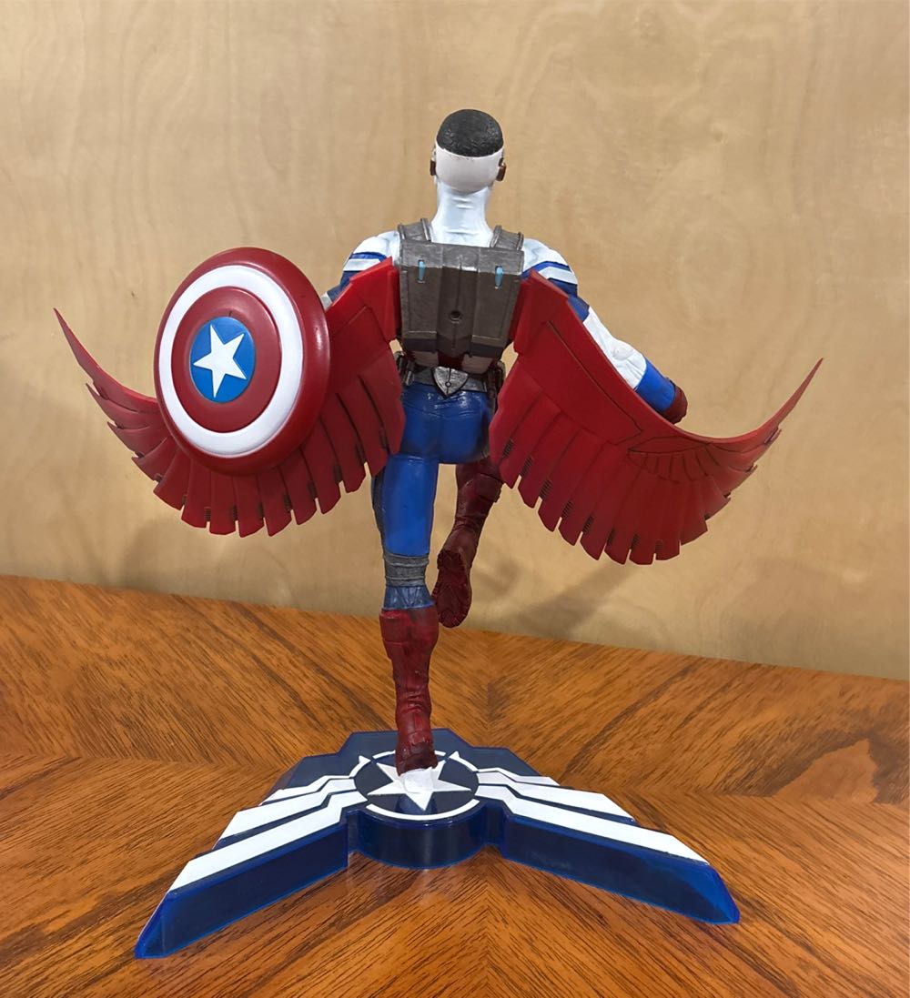 Sam Wilson Captain America Diamond Select PVC Diorama - Diamond Select (Marvel Sam Wilson Captain America) action figure collectible [Barcode 699788815243] - Main Image 3