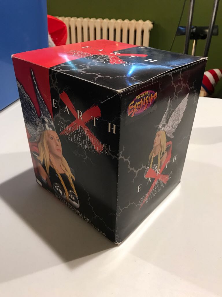 Earth X Thor: Goddess Of Thunder  action figure collectible [Barcode 725130956538] - Main Image 2