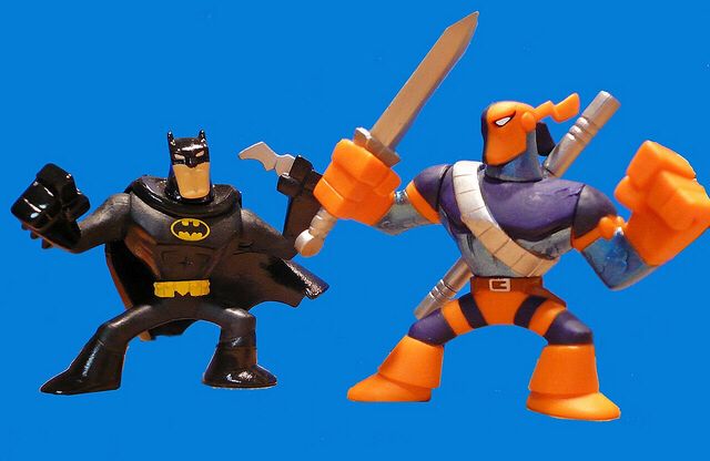 Action League: Batman vs Deathstoke - Mattel (DC Universe) action figure collectible [Barcode 746775003388] - Main Image 2