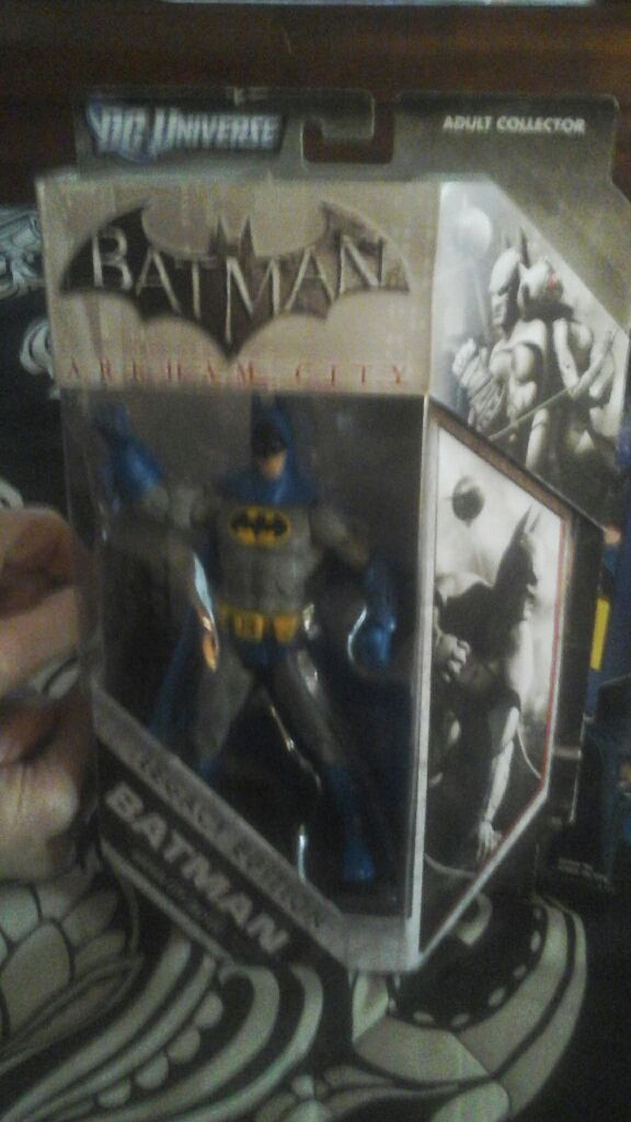 Batman Arkham City Batsuit - Mattel (Batman Arkham City Legacy Edition) action figure collectible [Barcode 746775132088] - Main Image 2