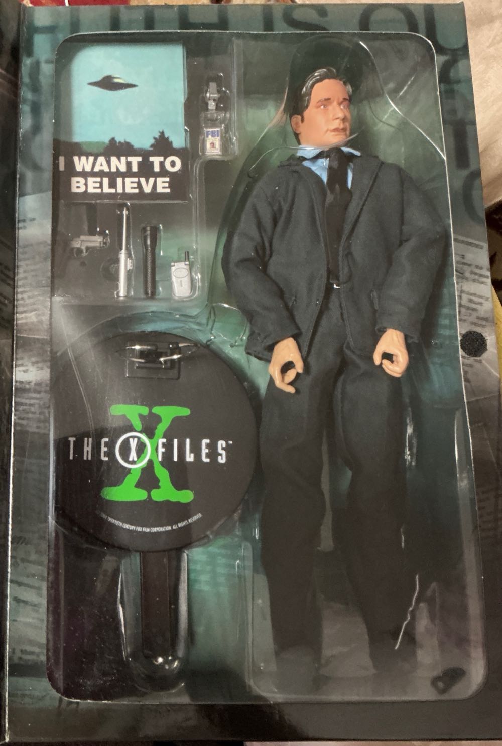 XFiles Fox Mulder ”Special Agent, F.B.I.” - Sideshow Collectibles (The X-files) action figure collectible [Barcode 747720205437] - Main Image 3