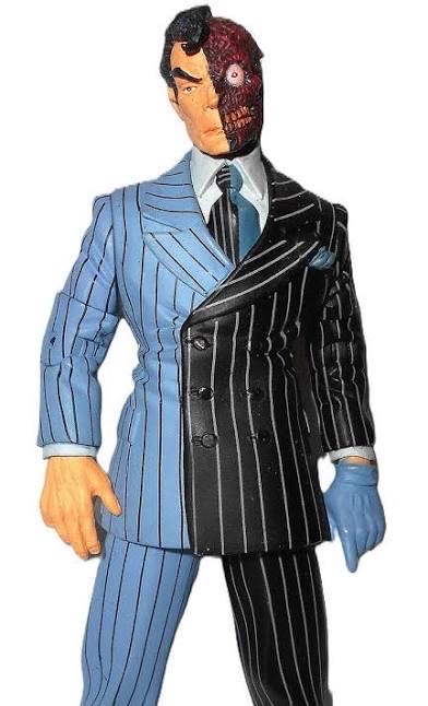 Two-Face - DC Direct (Batman: The Long Halloween) action figure collectible [Barcode 761941249773] - Main Image 3