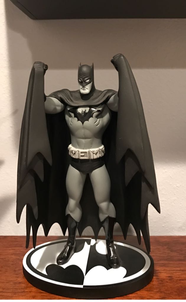 Batman Black And White - DC Collectibles (Black And White) action figure collectible [Barcode 761941259093] - Main Image 2