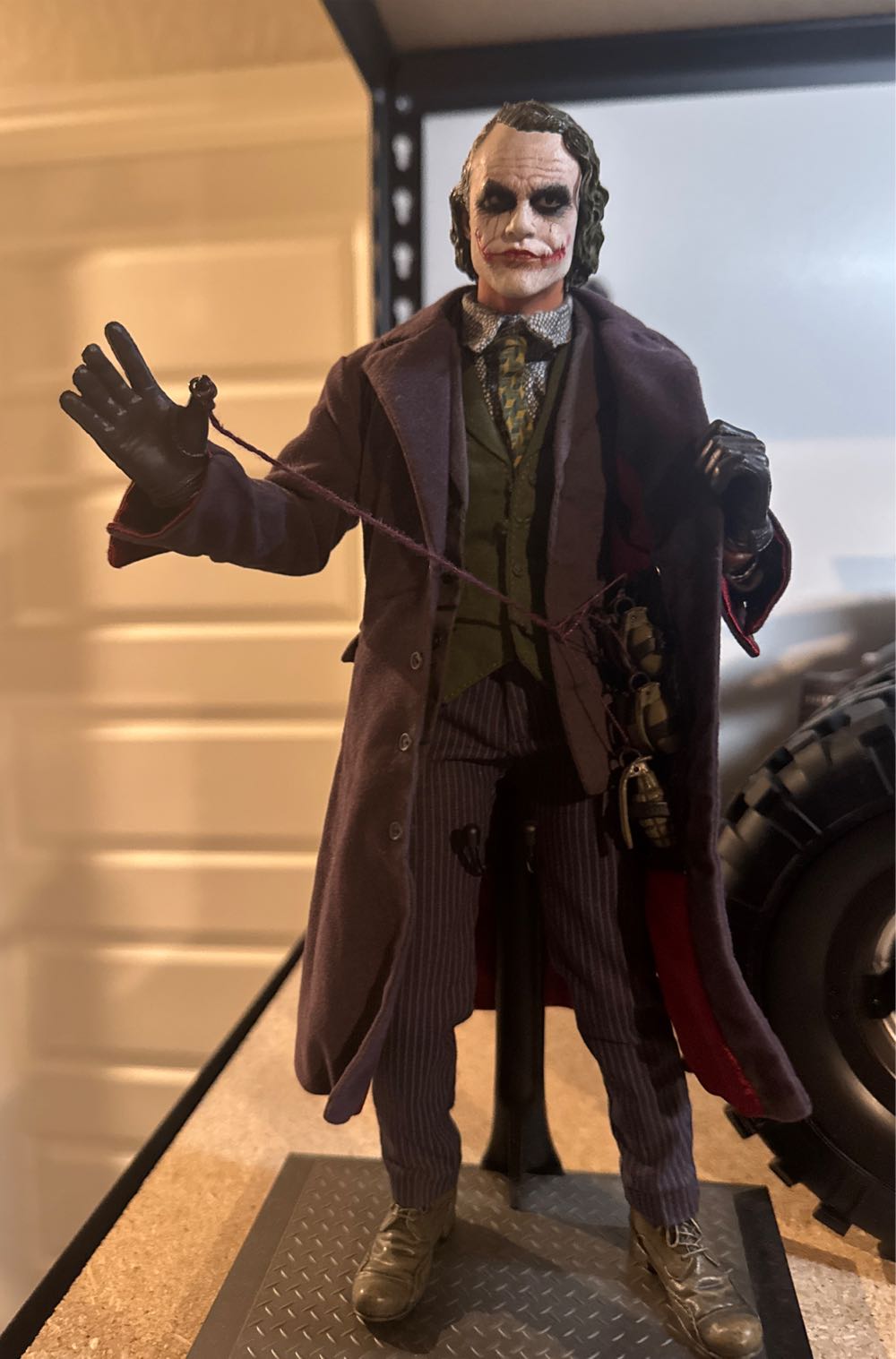 The Joker - Hot Toys (Movie Masterpiece Deluxe) action figure collectible [Barcode 761941286976] - Main Image 3