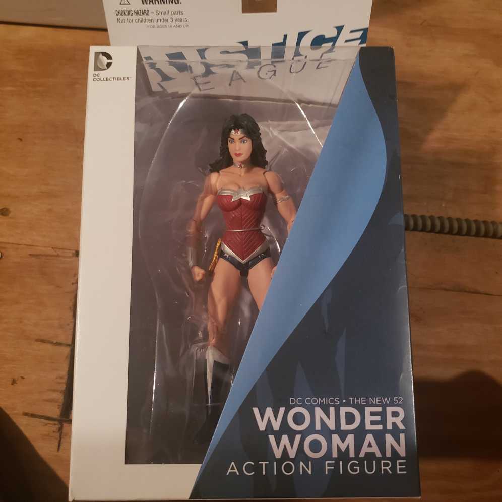 DC Essentials: Wonder Woman - Dc Collectables (DC Collectibles DC Essentials) action figure collectible [Barcode 761941308494] - Main Image 3