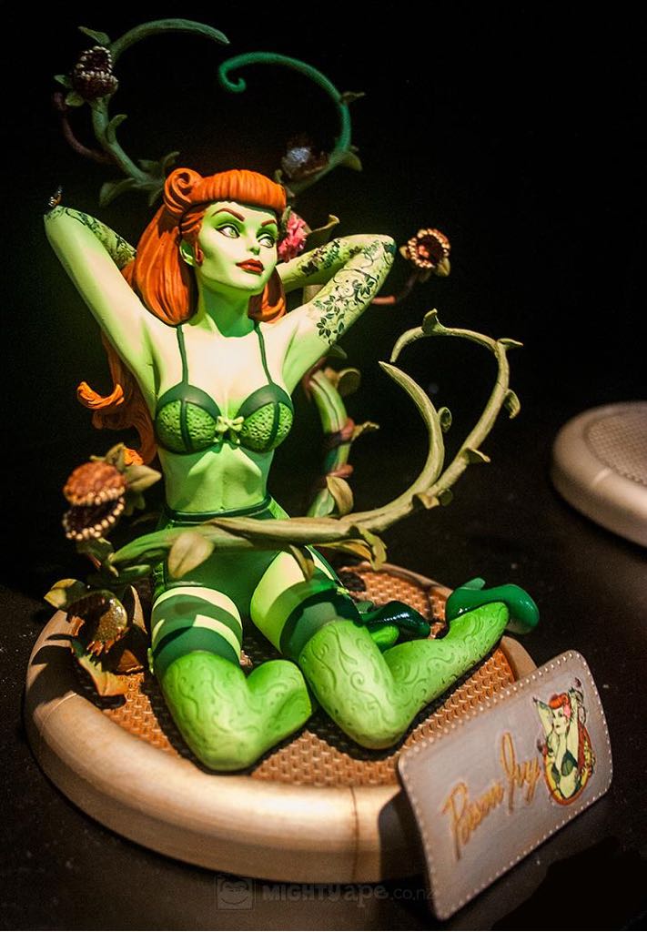 DC Bombshells Poison Ivy - DC Direct (DC Bombshells) action figure collectible [Barcode 761941313962] - Main Image 2