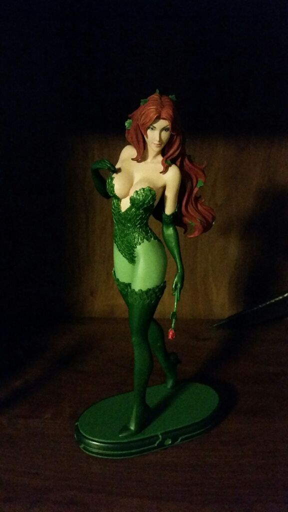 Poison Ivy Statue - DC Collectibles (DC Comics Cover Girls) action figure collectible [Barcode 761941319827] - Main Image 2