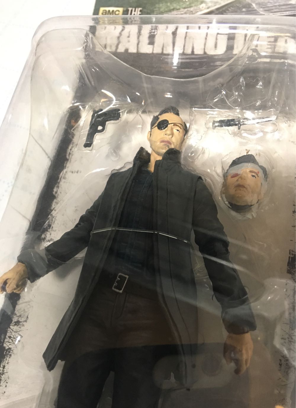 The Walking Dead Series 8: The Governor Autographed David Morissey - McFarlane Toys (TV Series 6) action figure collectible [Barcode 787926145465] - Main Image 4