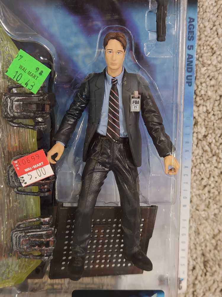 X-Files Fox Mulder - McFarlane Toys (X- Files Series 1) action figure collectible [Barcode 787926161014] - Main Image 3