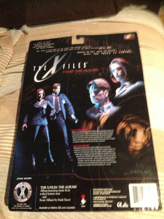 Agent Mulder w/ Alien - The X-Files - McFarlane Toys (The X-files) action figure collectible [Barcode 787926161113] - Main Image 2