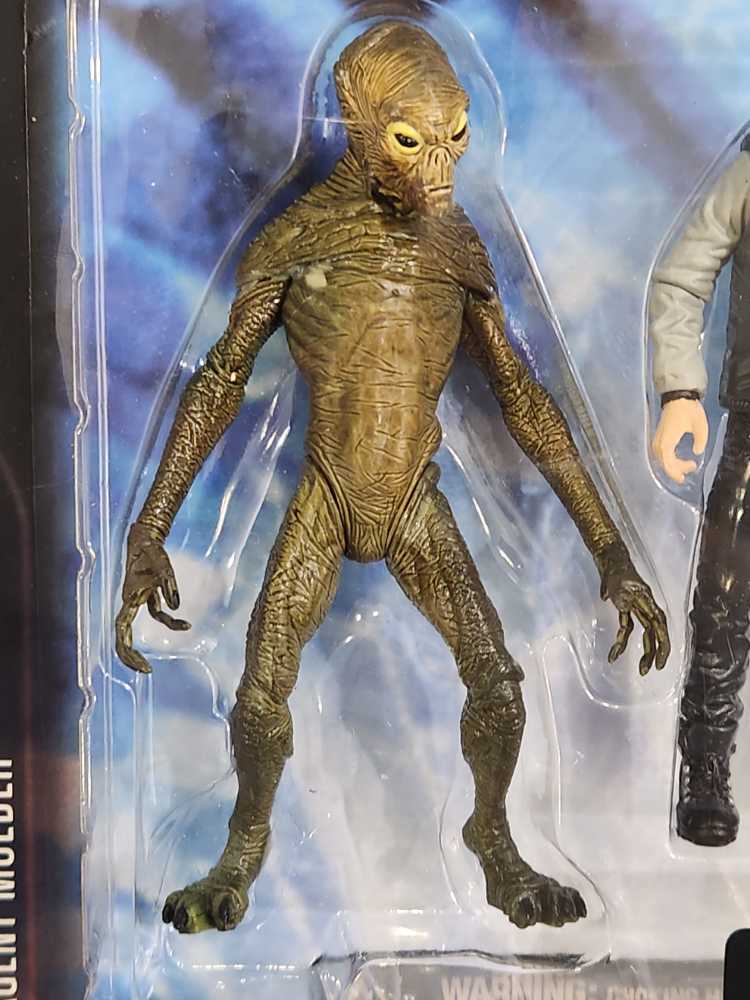Agent Mulder w/ Alien - The X-Files - McFarlane Toys (The X-files) action figure collectible [Barcode 787926161113] - Main Image 4