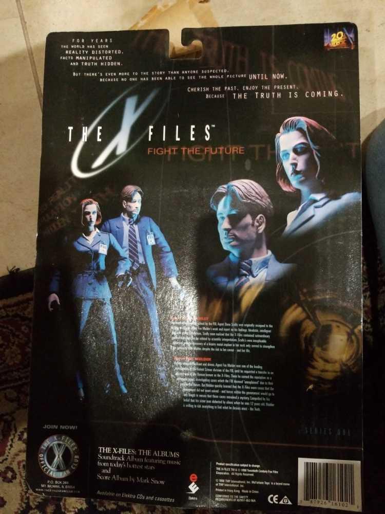 Dana Scully, Agent (snow gear) with Alien - McFarlane Toys (The X-files) action figure collectible [Barcode 787926161120] - Main Image 2