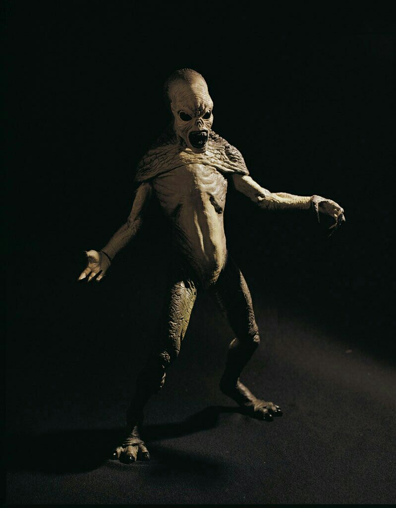 Attack Alien & Primitive Man - McFarlane Toys (The X-Files: Fight The Future) action figure collectible [Barcode 787926161144] - Main Image 2