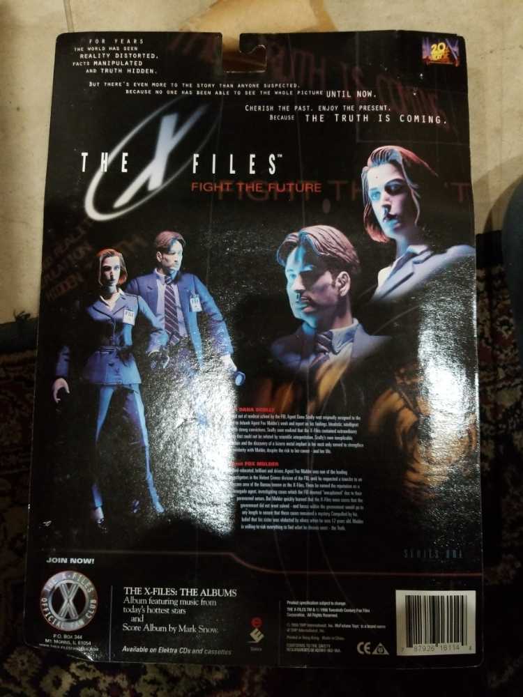 Attack Alien & Primitive Man - McFarlane Toys (The X-Files: Fight The Future) action figure collectible [Barcode 787926161144] - Main Image 3