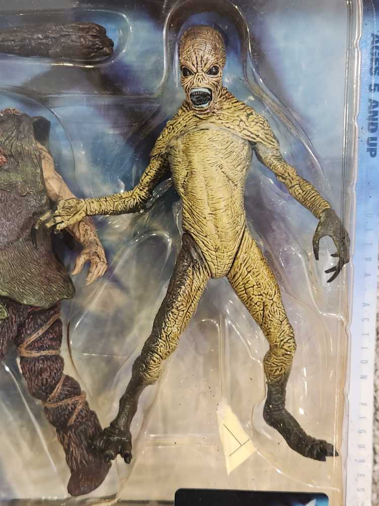 Attack Alien & Primitive Man - McFarlane Toys (The X-Files: Fight The Future) action figure collectible [Barcode 787926161144] - Main Image 4