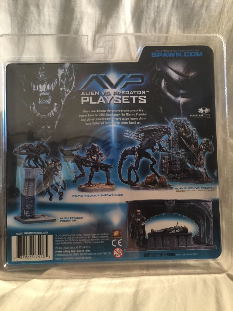 McFarlane Toys AVP Alien VS. Predator Movie Series 2 Action Figure Celtic Predator Throws Alien - McFarlane Toys (Alien Vs Predator Playsets) action figure collectible [Barcode 787926179125] - Main Image 2