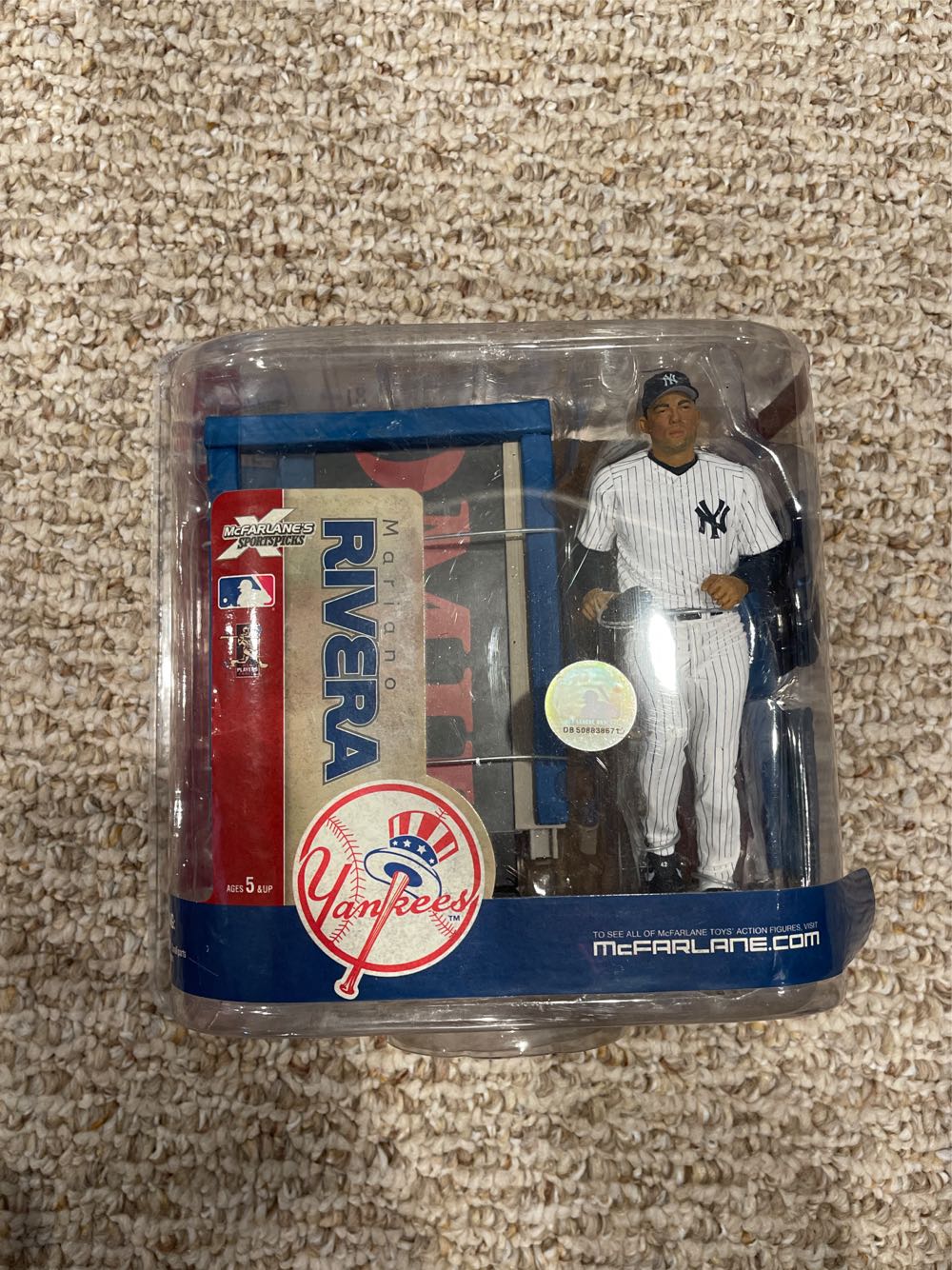 MLB Series 18 Mariano Rivera Contains Piece of Bullpen! - McFarlane Toys (Mlb Series 18) action figure collectible [Barcode 787926712544] - Main Image 4
