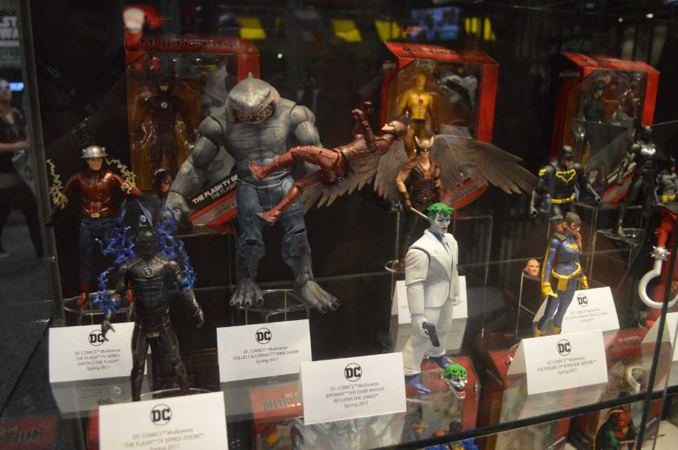 Mattel DC Comics Multiverse Rookie BAF Batman (Jim Gordon) - Mattel (Batman: Superheavy) action figure collectible [Barcode 887961385069] - Main Image 4