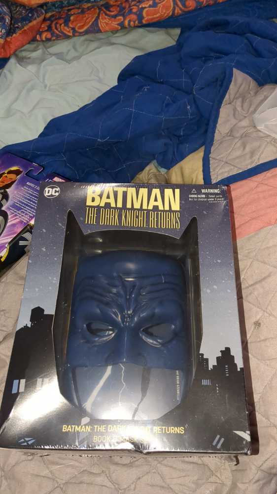 DC BATMAN DARK KNIGHT RETURNS BOOK & MASK SET  action figure collectible [Barcode 9781401267742] - Main Image 2