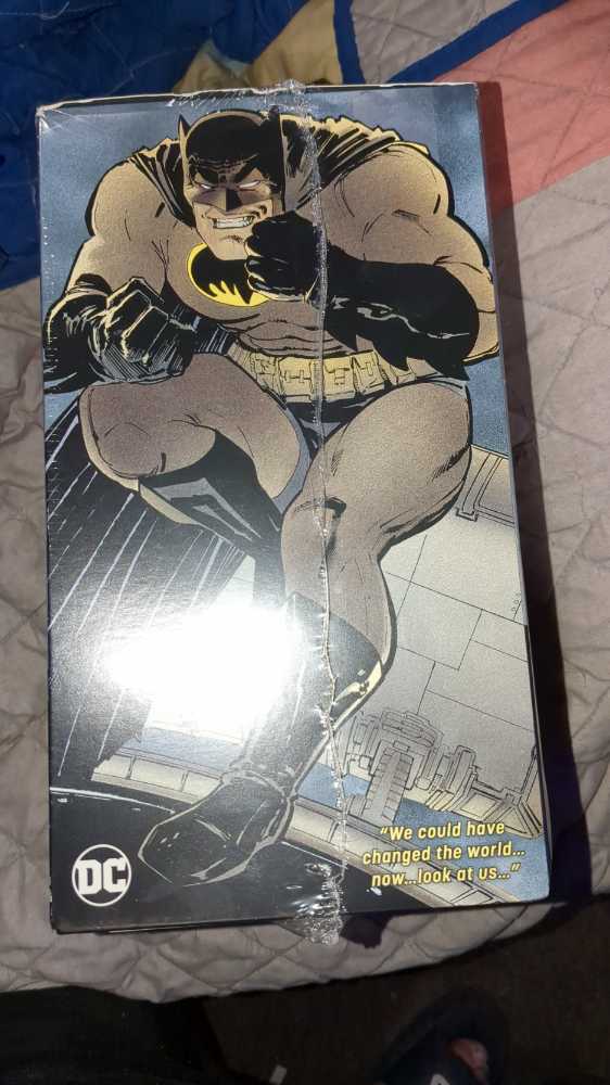 DC BATMAN DARK KNIGHT RETURNS BOOK & MASK SET  action figure collectible [Barcode 9781401267742] - Main Image 3