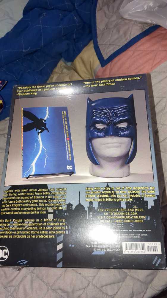 DC BATMAN DARK KNIGHT RETURNS BOOK & MASK SET  action figure collectible [Barcode 9781401267742] - Main Image 4