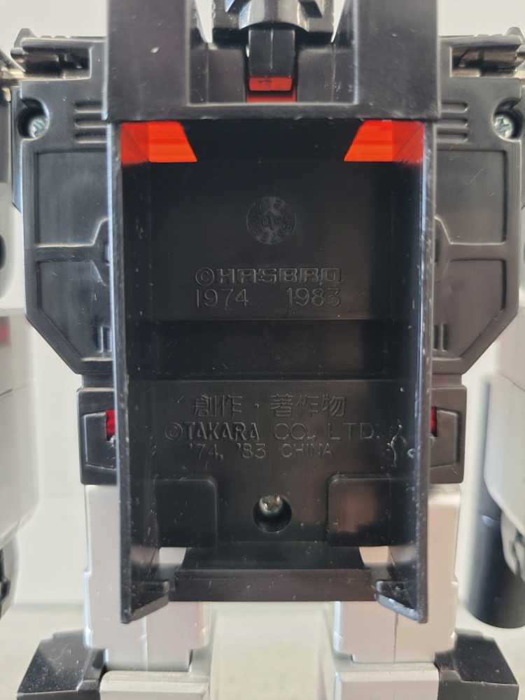 Soundblaster Missing Shoulder Cannon Missiles And Buzzsaw - Takara (1987) action figure collectible - Main Image 4