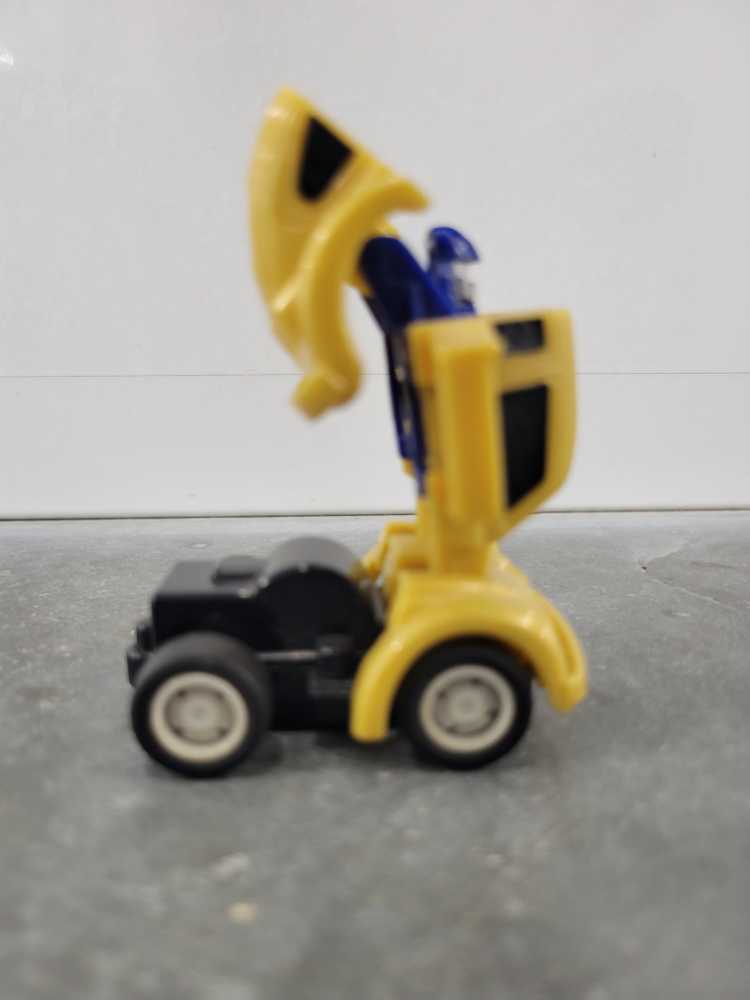 Goldbug Vehicle Mode - Hasbro (1987) action figure collectible - Main Image 2