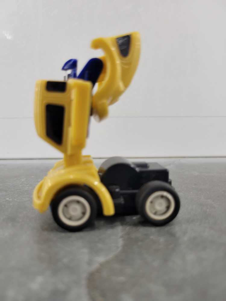 Goldbug Vehicle Mode - Hasbro (1987) action figure collectible - Main Image 4