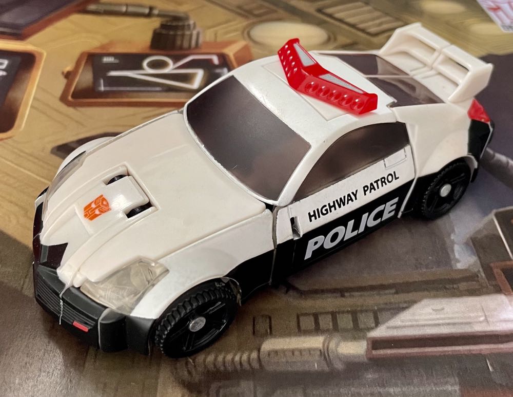 Prowl - Hasbro (Transformers Universe) action figure collectible - Main Image 2