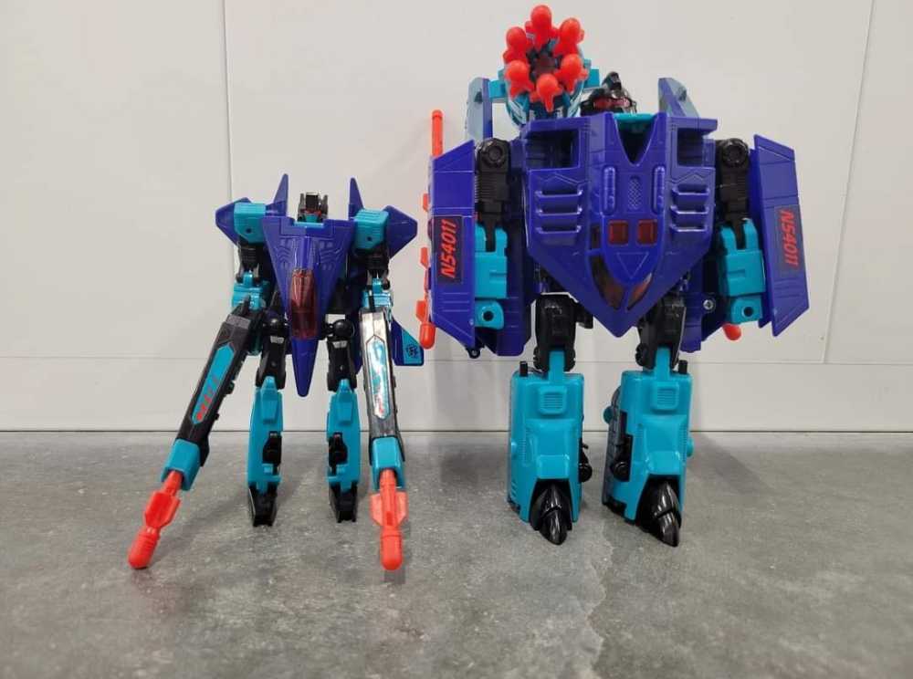 Smokescreen And Dreadwing Robot Mode  - Hasbro (Generation 2) action figure collectible - Main Image 4