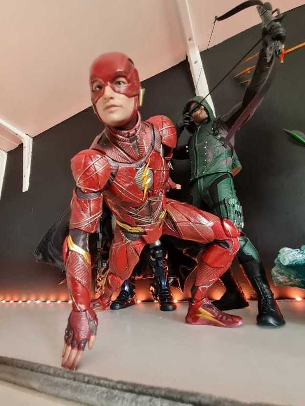 Justice League The Flash - Hot Toys action figure collectible - Main Image 3