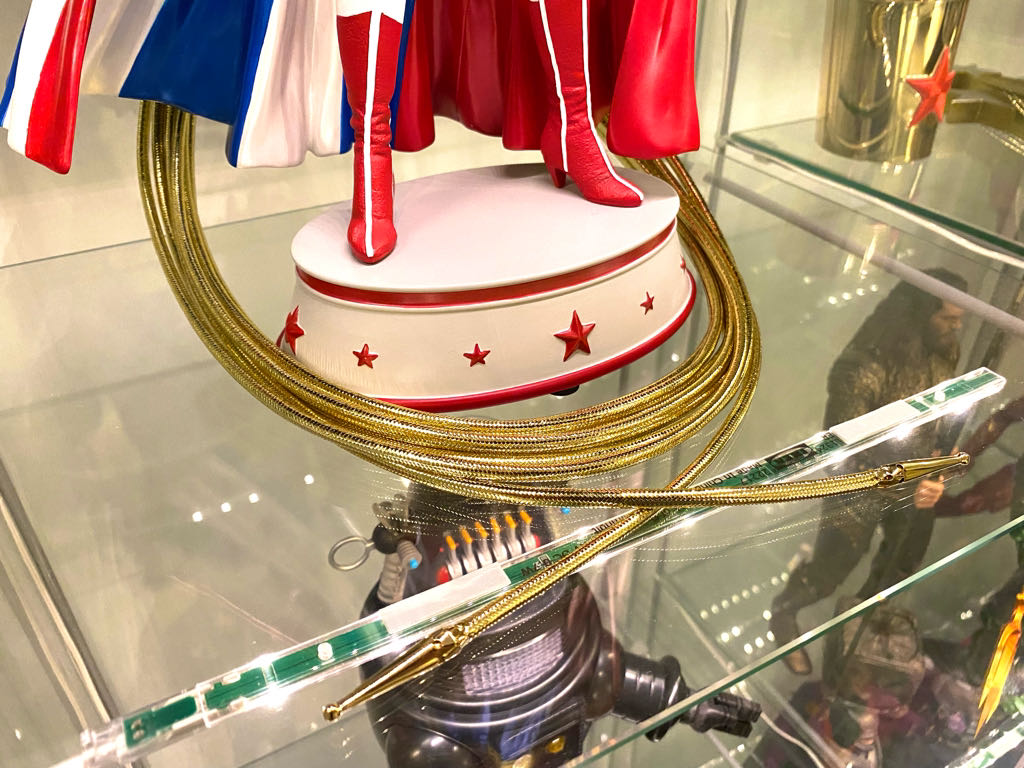 Wonder Woman (TV Series) S1 Lasso - SchoenTrimmingCord (Wonder Woman) action figure collectible - Main Image 2