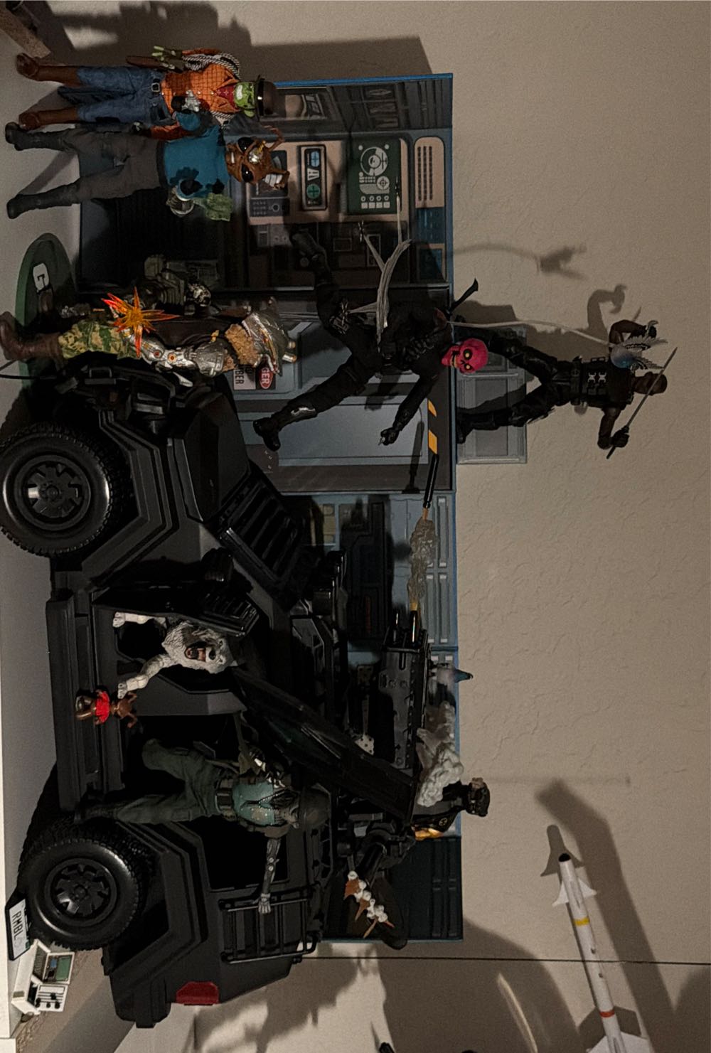 Gomez: Hazard Squad Commander - Mezco (One:12) action figure collectible - Main Image 3