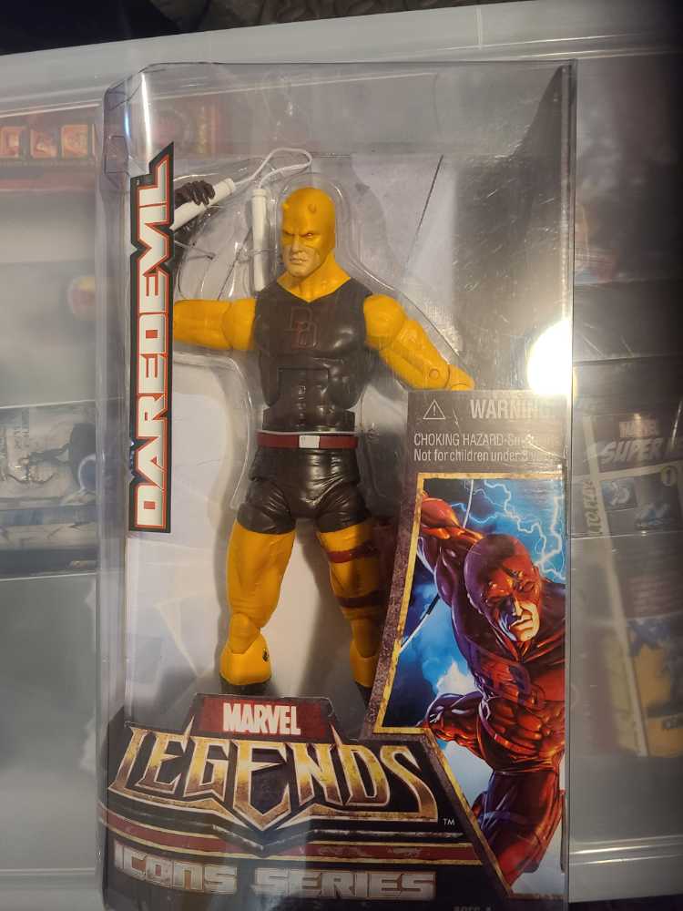 Marvel Legends Icons Daredevil Yellow Variant  action figure collectible [Barcode 653569253563] - Main Image 2
