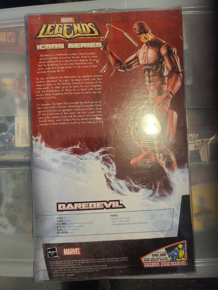 Marvel Legends Icons Daredevil Yellow Variant  action figure collectible [Barcode 653569253563] - Main Image 3
