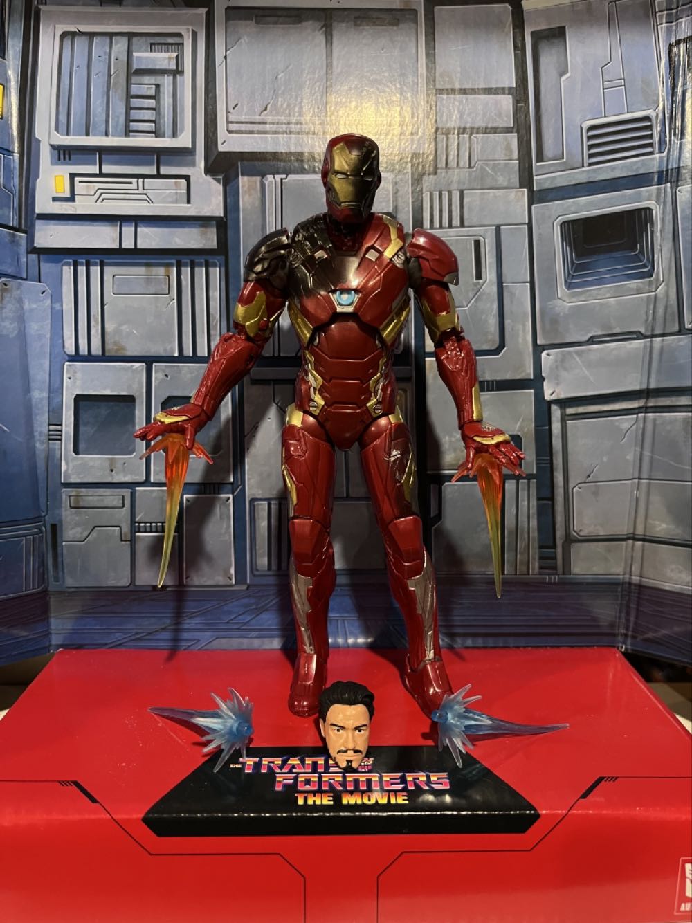 Iron Man - Hasbro (Marvel Legends) action figure collectible - Main Image 3