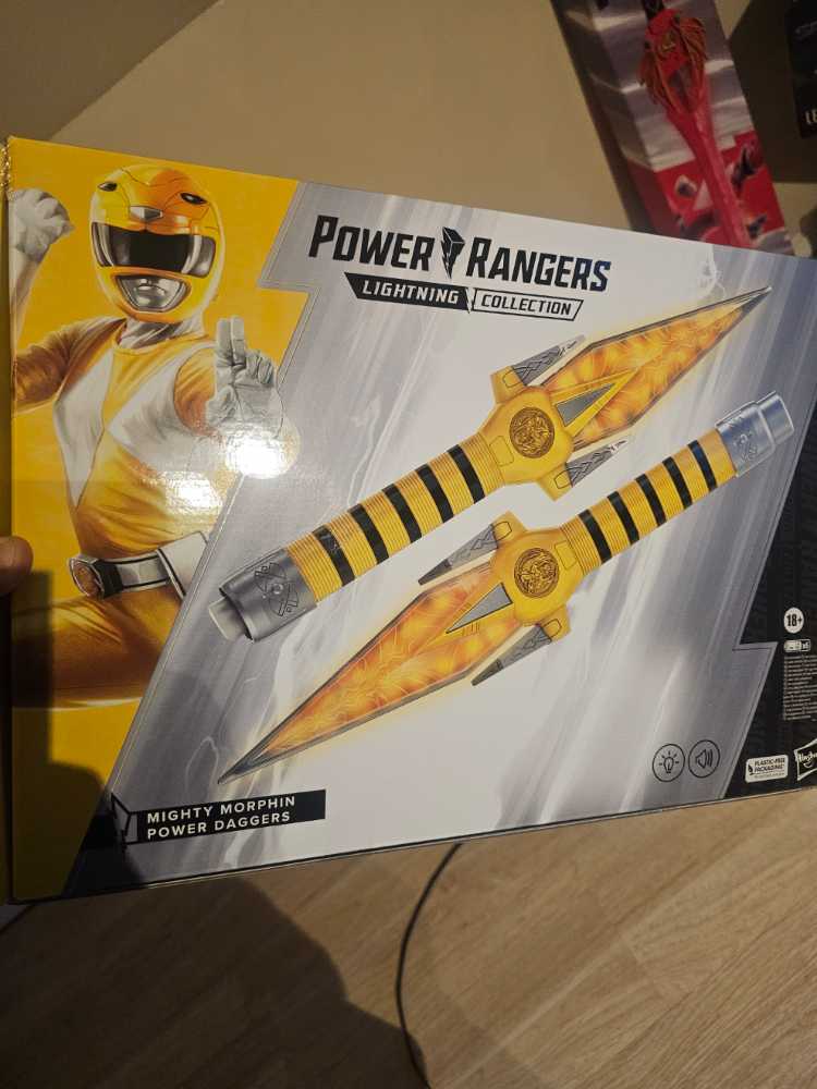Mighty Morphin Power Rangers: Replica Yellow Ranger Power Daggers - Hasbro (Power Rangers Lightning Collection) action figure collectible [Barcode 5010994192891] - Main Image 2