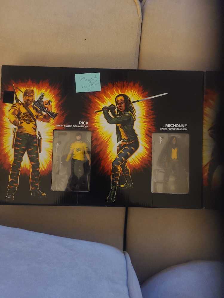 Mcfarlane Toys Walking Dead Comic-Con 2017 Exclusive Shiva Force Signed - McFarlane Toys action figure collectible - Main Image 2