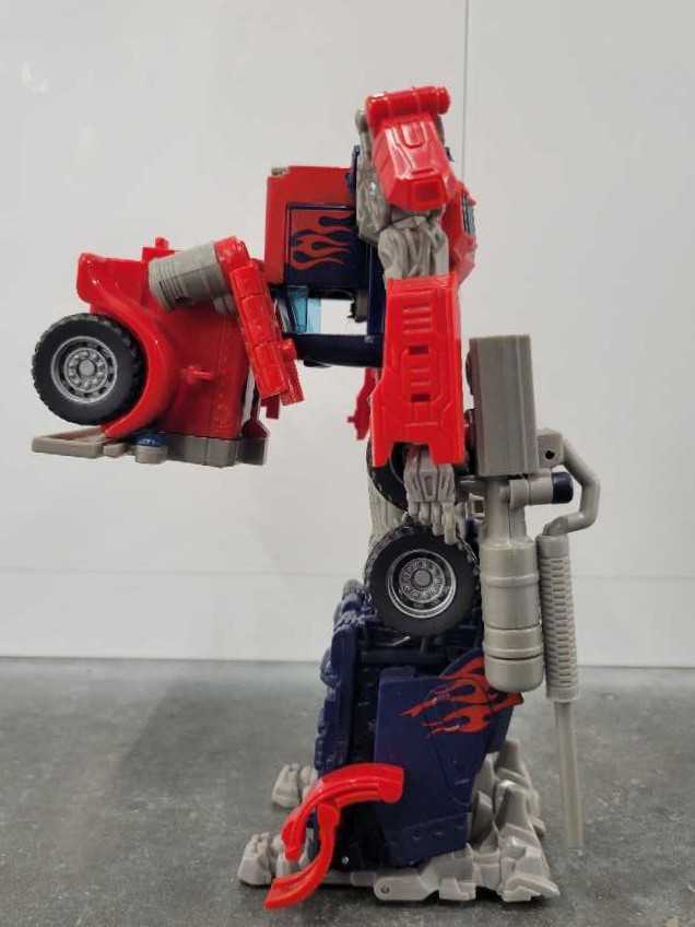 Optimus Prime Voyager Robot Mode - Hasbro (Movie) action figure collectible - Main Image 3