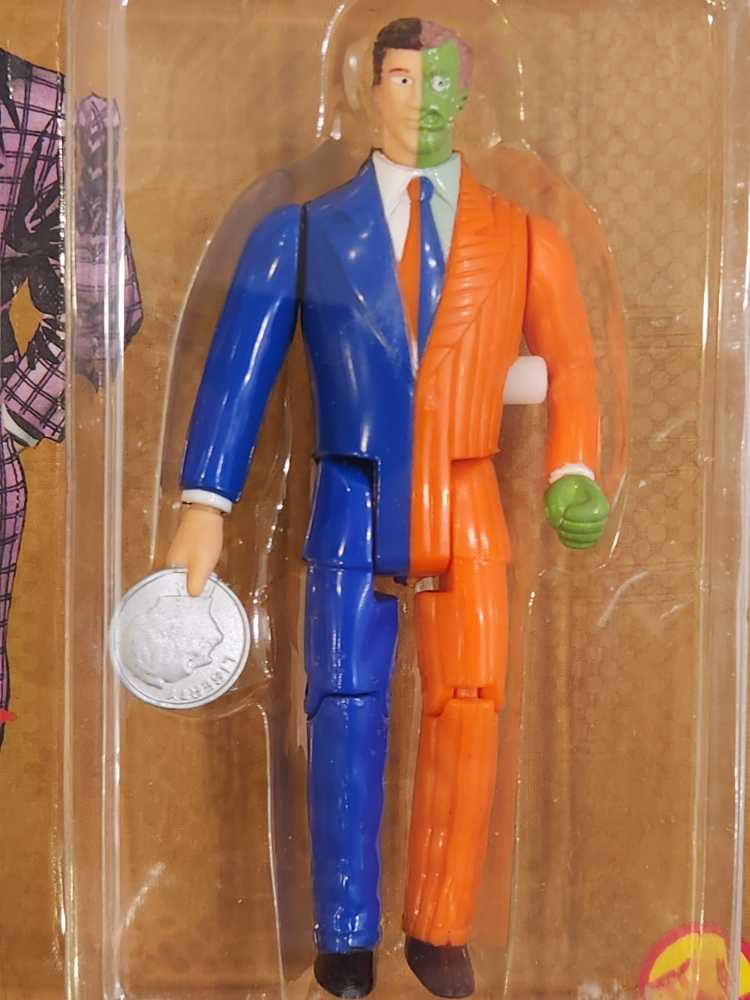 DC Comics Super Heroes: Two-Face - Toy Biz (DC Comics Super Heroes) action figure collectible [Barcode 035112044277] - Main Image 3