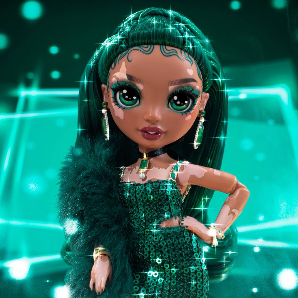Rainbow High Jewel Richie Emerald Green Fashion Doll With Vitiligo. 2 Designer Outfits To Mix & Match With Accessories Great Gift For Kids 6-12 Years Old And Collectors - MGA Entertainment (Rainbow High) action figure collectible [Barcode 035051578314] - Main Image 4