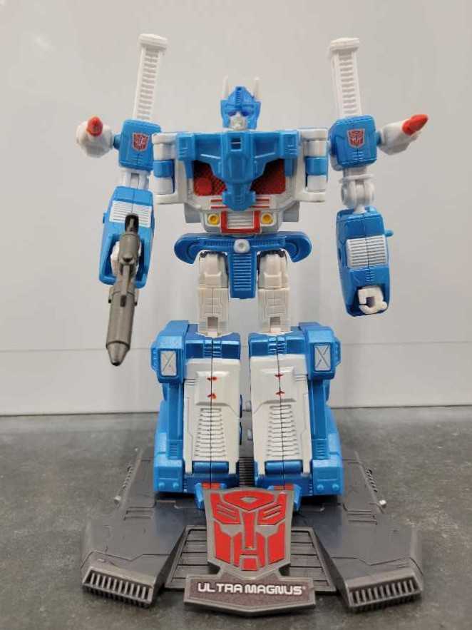 Ultra Magnus - Hasbro (Titanium) action figure collectible - Main Image 2