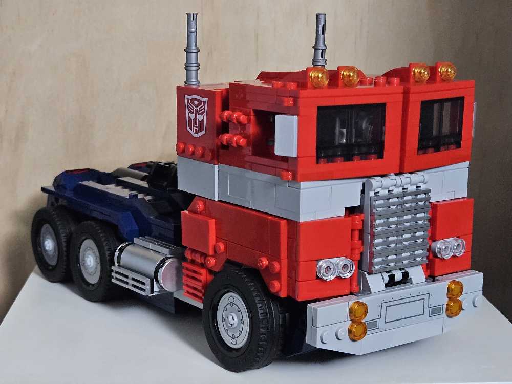 Lego 10302: Optimus Prime  action figure collectible [Barcode 673419355988] - Main Image 2