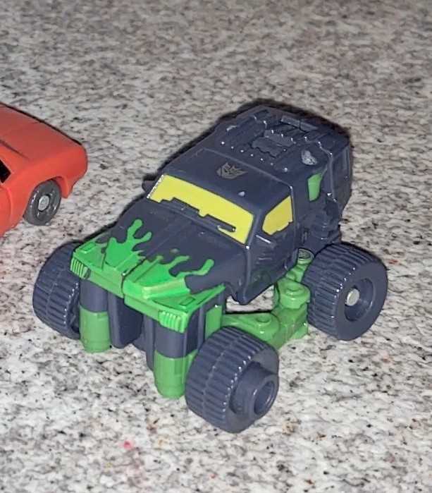 Grindor With Oil Slick And Dirt Rocket - Hasbro (Classics) action figure collectible - Main Image 2