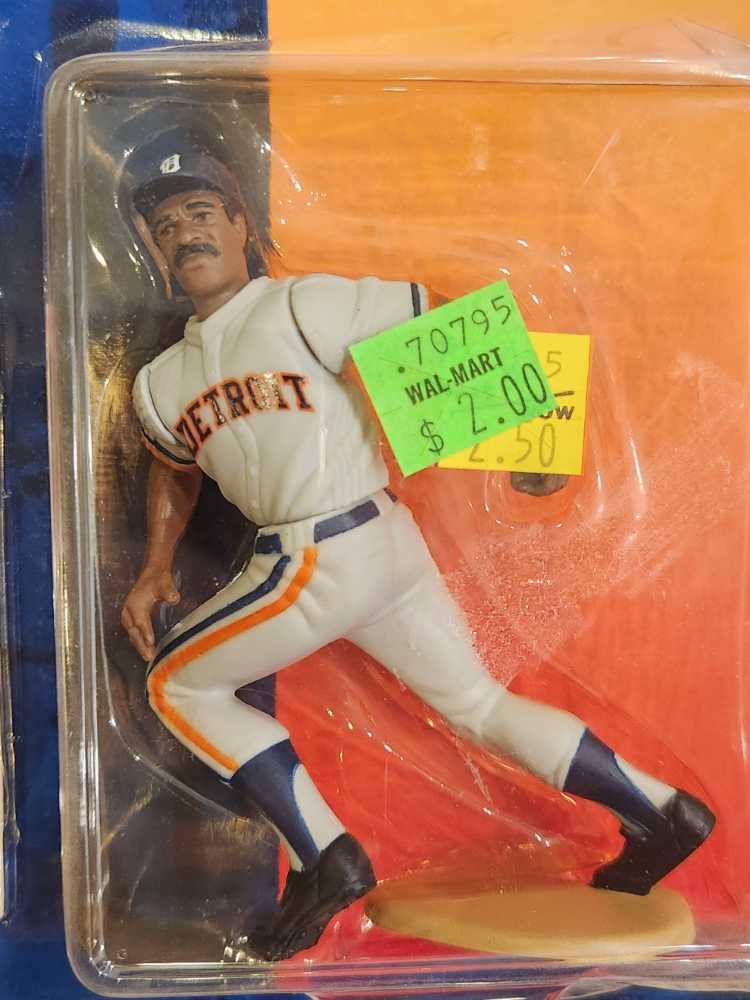 Tony Phillips - Kenner (Starting Lineup: Baseball) action figure collectible [Barcode 076281683379] - Main Image 3