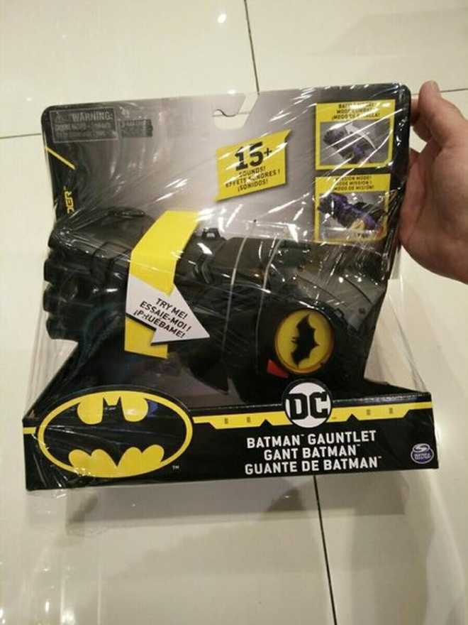 Bat Tech Gauntlet  - Spinmaster (Batman) action figure collectible [Barcode 778988134849] - Main Image 2