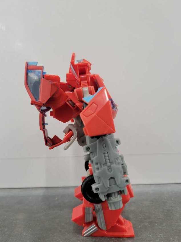 Ironhide Robot Mode - Hasbro (Universe 2.0) action figure collectible - Main Image 3