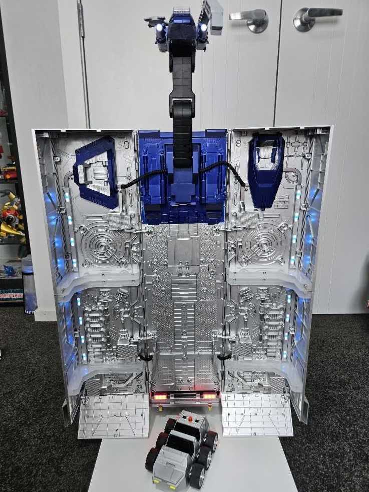 Robosen Auto-Converting Trailer & Roller Flagship Edition  - Robosen (The Transformers) action figure collectible [Barcode 193734000207] - Main Image 2