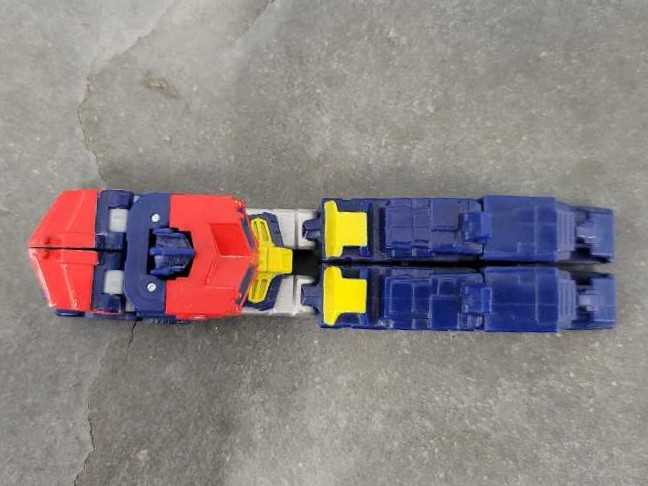 Optimus Prime Legends 5th Truck Mode - Hasbro (Cybertron) action figure collectible - Main Image 2